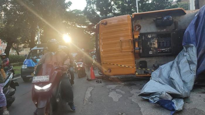 Truk Crane Terguling di Tebet, Sebagian Jalan Tertutup dan Picu Kemacetan
