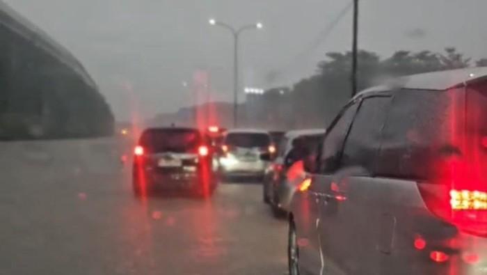 Kemacetan Parah di Tol Jagorawi Menuju Jakarta Akibat Genangan Air