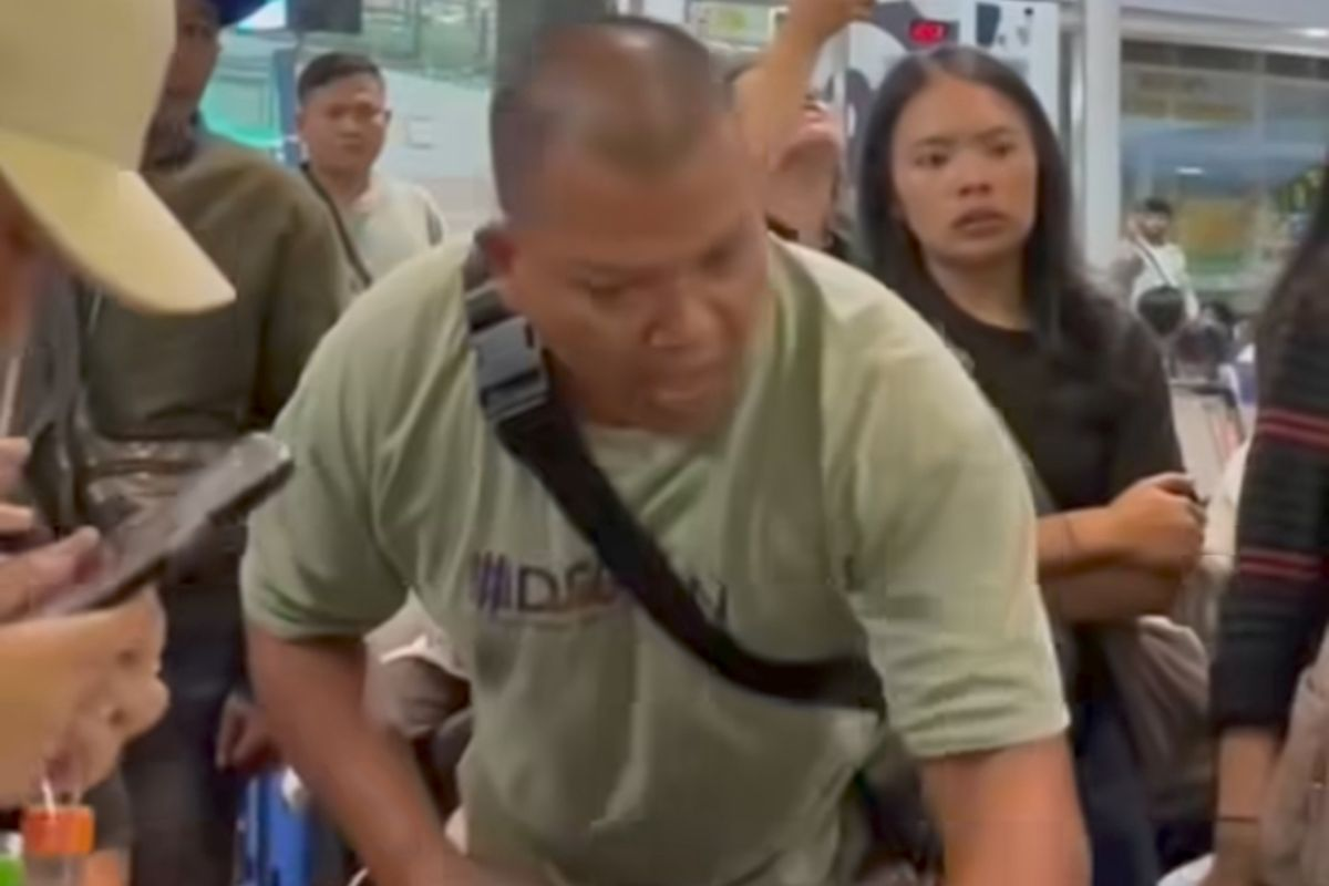 Penumpang Super Air Jet Marah karena Delay di Kualanamu, Manajemen Minta Maaf - Viral di Media Sosial"