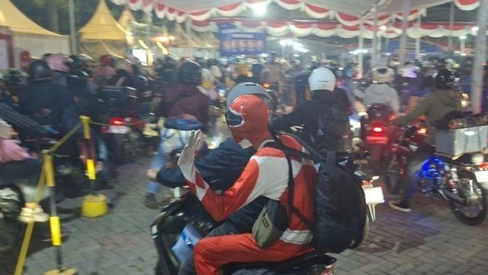 Power Ranger Merah Curi Perhatian Pemudik di Pelabuhan Ciwandan