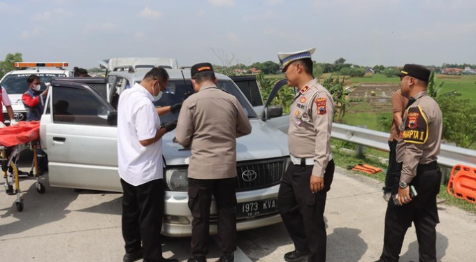 Empat orang ditemukan tewas di dalam mobil di Tol Tegal, memicu penyelidikan polisi terkait kronologi dan penyebab kejadian. Kasus ini menjadi perhatian publik karena kondisi penemuan yang tidak biasa.