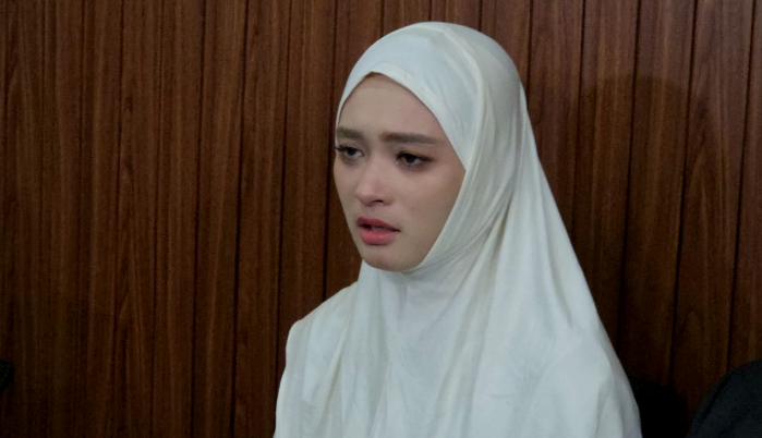 Inara Rusli meminta maaf sambil menangis atas kegaduhan yang terjadi. Ia menyampaikan klarifikasi secara terbuka di tengah isu yang ramai diperbincangkan publik