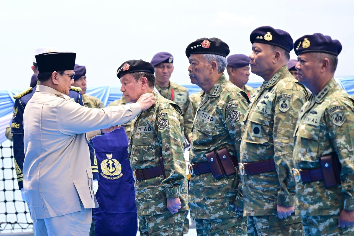 Prabowo Naikkan Pangkat Pejabat dan Purnawirawan Militer di Kapal Perang