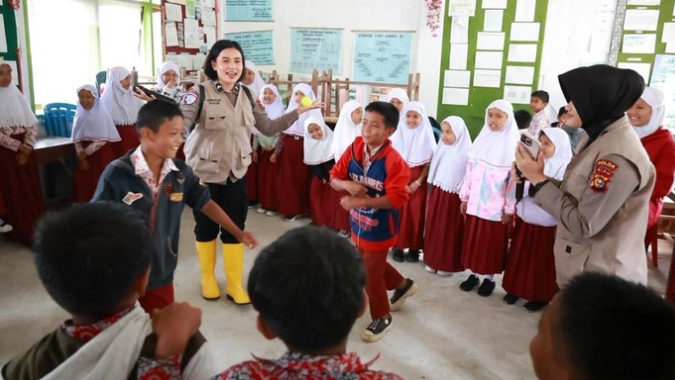 Seorang anak di Agam mengalami trauma akibat hujan dan banjir hingga bertanya doa agar hujan berhenti, mencerminkan dampak psikologis bencana terhadap warga setempat