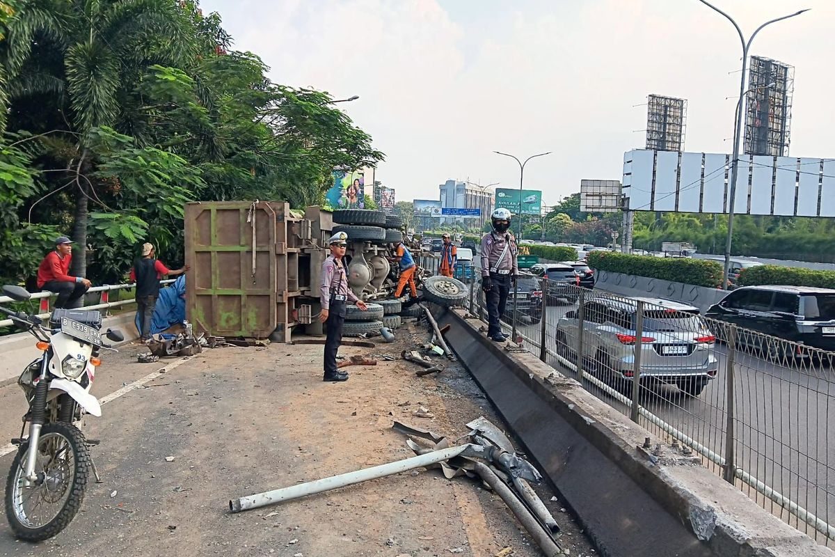 Tol Jakarta-Tangerang: Truk Terguling, Kernet Tewas