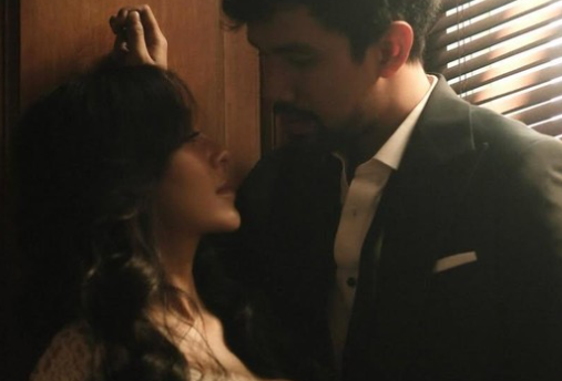 Amanda Zahra menjadi sorotan setelah pernikahannya viral di media sosial. Paras anggun, busana adat Sunda, dan momen bahagianya bersama Adli membuat publik ramai membicarakan kisah mereka