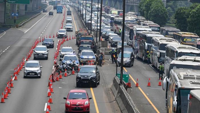 Kepadatan Arus Mudik Meningkat, Contraflow Tol Japek Diperluas Jadi Tiga Lajur