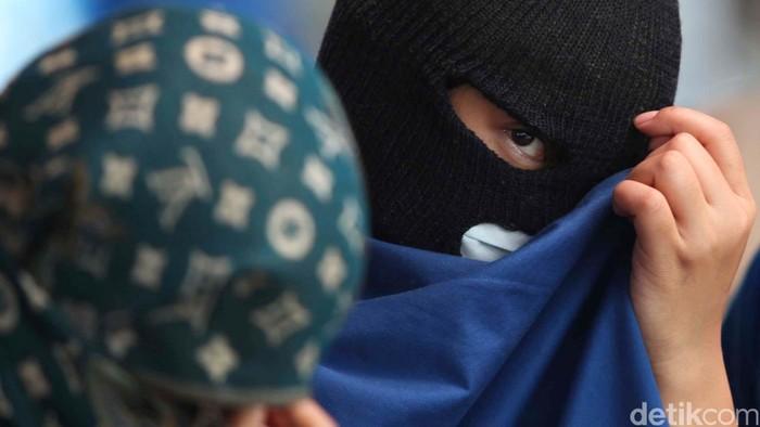 2 Pria Tempel Barcode Judi Online di Warkop Jaksel Ditangkap