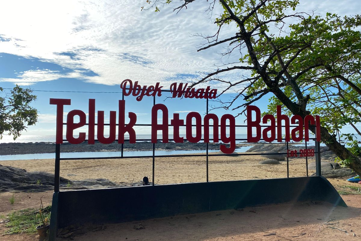 Teluk Atong Bahari: Pesona Pantai Indah di Perbatasan Indonesia