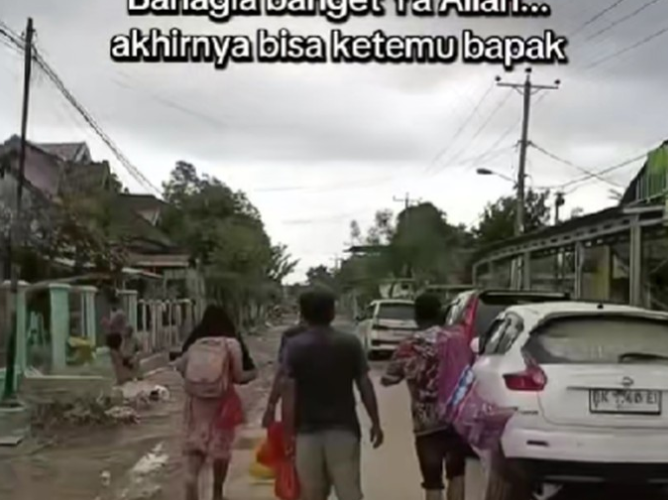 Video viral memperlihatkan momen haru anak bertemu ayahnya dengan baju penuh lumpur di Aceh Tamiang