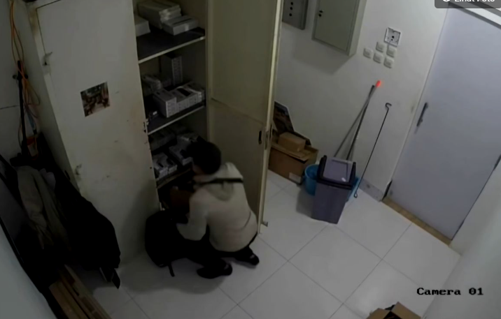 Bos Konter Bobol Toko di Mal Cikarang, Curi 48 Ponsel Senilai Rp600 Juta