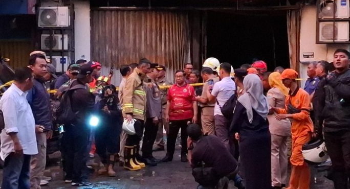 Pramono meninjau gedung Terra Drone di Cempaka Baru setelah terjadi kebakaran besar. Ia memastikan proses pemadaman, evakuasi, serta penanganan darurat berjalan lancar di lokasi