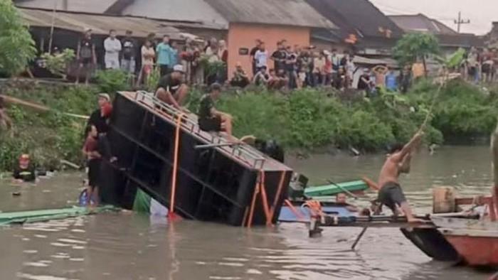 Perahu Pembawa Perangkat Sound System Tenggelam di Sungai Sidoarjo