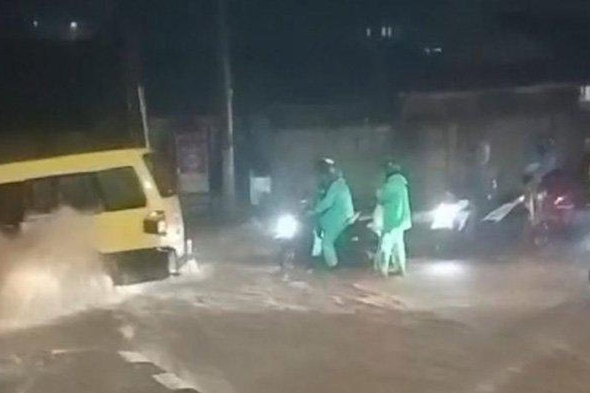 Banjir Puncak Bogor Malam Minggu: Jembatan Putus dan Kendaraan Terjebak"