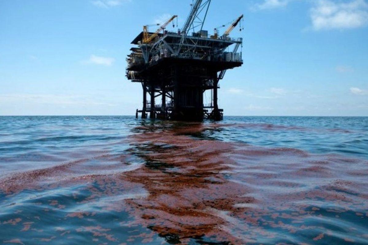 Fenomena Plastik Berminyak di Pantai, Disebut akibat Minyak Tumpah di Laut