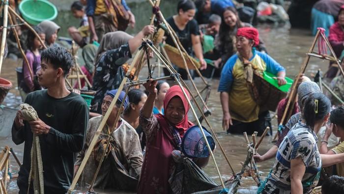 Tradisi Marak di Situ Citaman, Warga Tangkap Ikan Bersama Pererat Kebersamaan