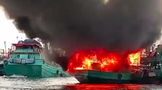 Dua kapal terbakar di Pelabuhan Muara Baru, Jakarta Utara. Kebakaran besar memicu kepanikan dan petugas segera melakukan pemadaman untuk mengendalikan api