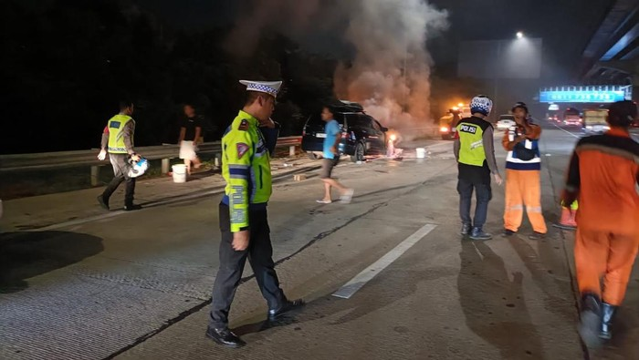Kecelakaan Tol Cibitung: Mobil Terbakar Arah Cikampek Km 25, Waspada Kemacetan