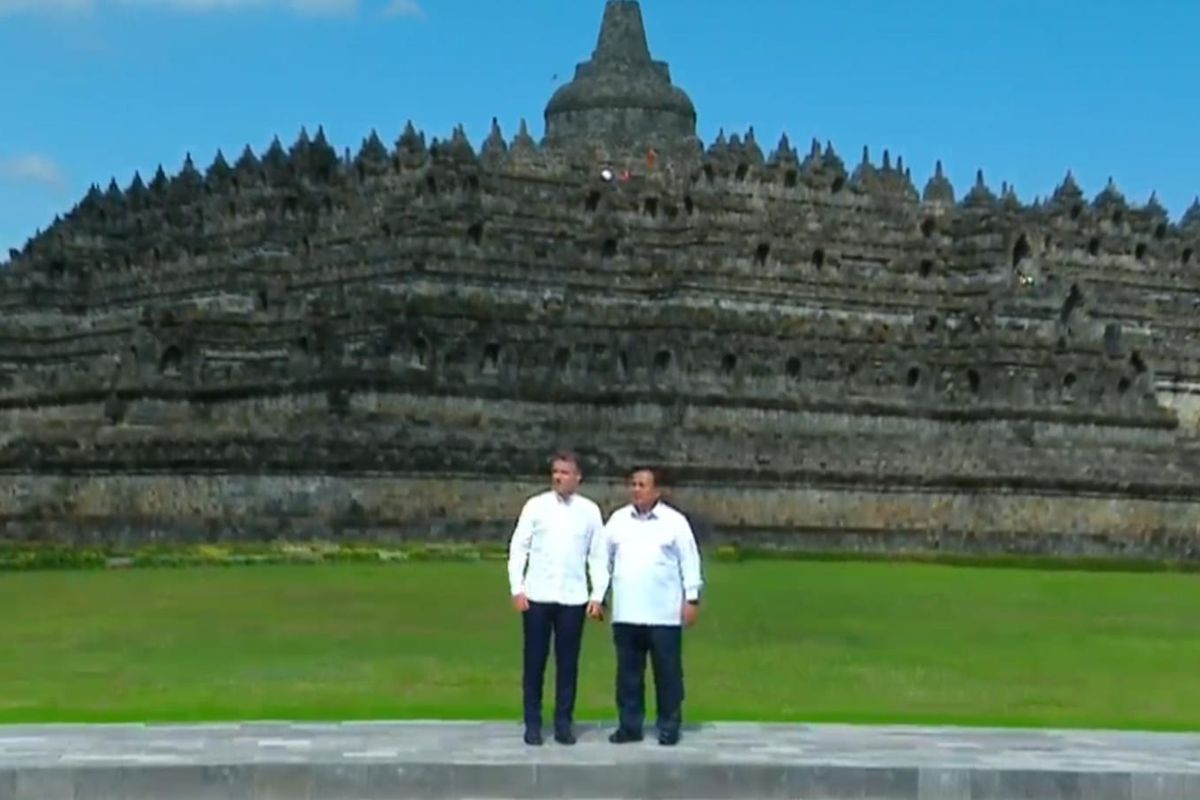 Prabowo Tunjukkan Keindahan Borobudur kepada Presiden Macron