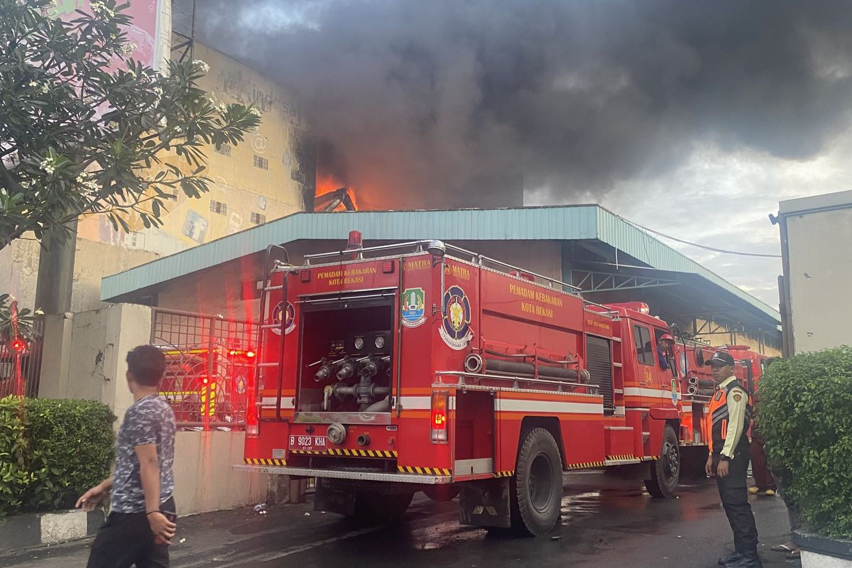 Damkar Jakarta Bantu Padamkan Kebakaran Hebat Toko Ban di Bekasi