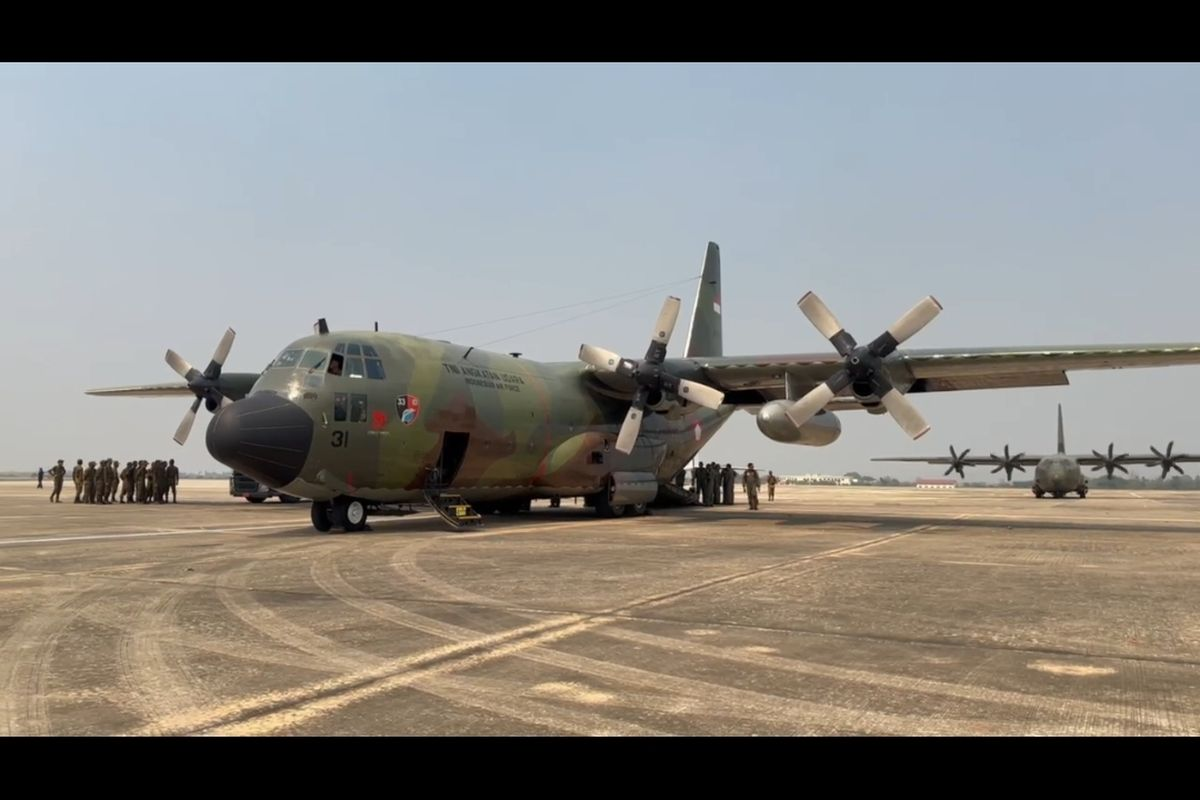 "Hercules TNI AU Bawa 10,4 Ton Bantuan Kemanusiaan untuk Korban Gempa di Myanmar"
