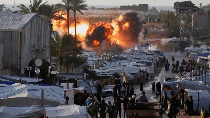 Serangan Israel Hantam Kamp Pengungsi di Gaza, Asap Pekat Membubung Tinggi