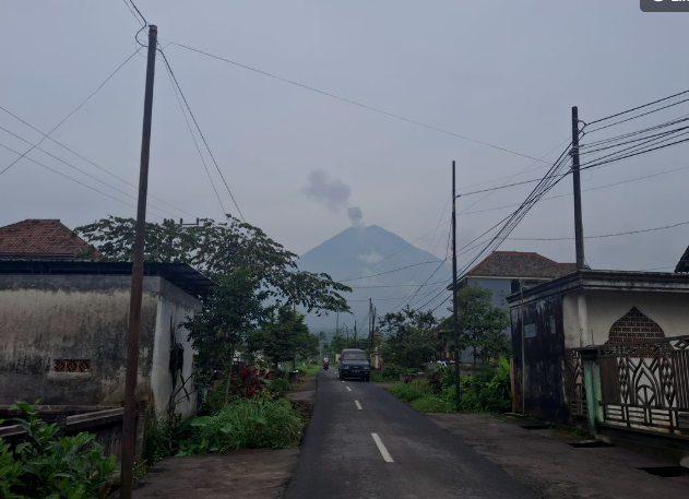Status Gunung Semeru resmi turun dari Awas ke Siaga. Warga sekitar diminta tetap waspada terhadap potensi aktivitas vulkanik