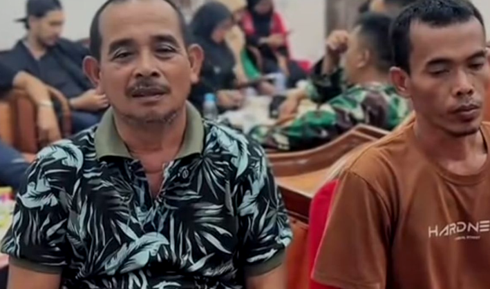 Rahmat Menempuh 7 Jam Tembus Banjir Aceh untuk Mendapatkan Beras bagi Keluarganya