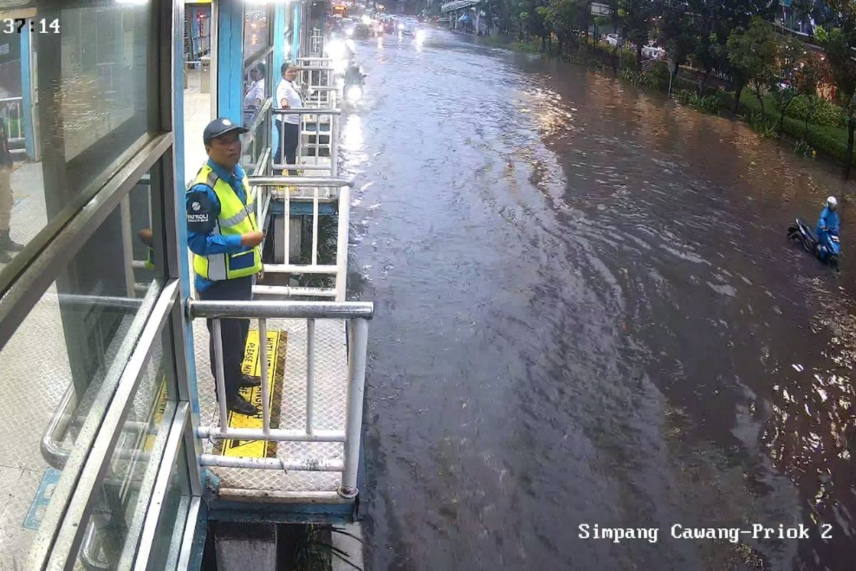 Transjakarta terganggu banjir