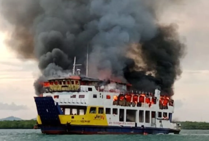 Terbakar Kapal roro KMP