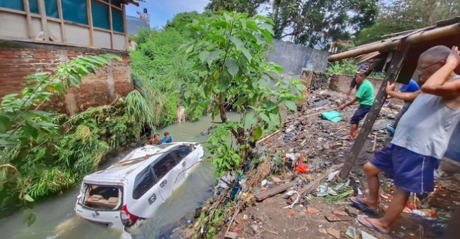 Kabupaten Bandung diterjang bencana alam yang merusak rumah, jalan, dan fasilitas umum. Warga dievakuasi dan upaya pemulihan masih berlangsung.