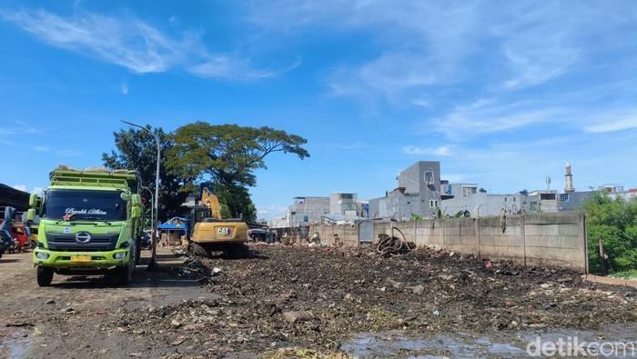 Gunungan Sampah di Pasar Induk Kramat Jati Berhasil Dibersihkan, Aktivitas Kembali Normal