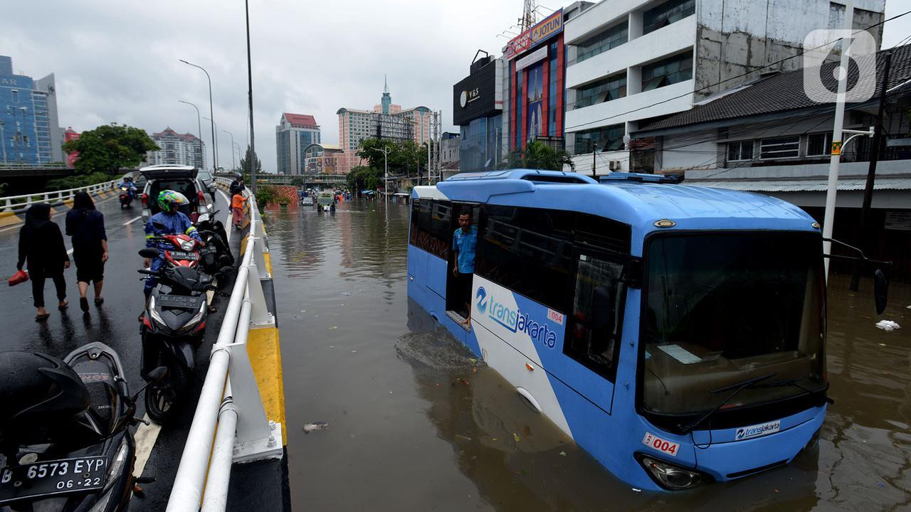Sejumlah Rute TransJakarta Terdampak Banjir, Cek Daftarnya