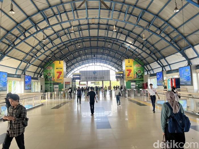 Stasiun Palmerah Terlihat Lengang di Hari Pertama WFA Menjelang Libur Lebaran