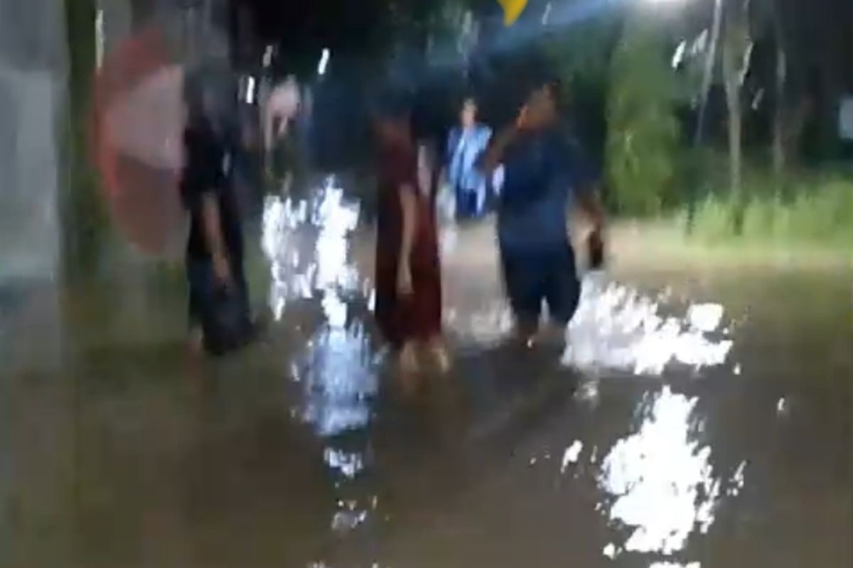 Perum Dinar Indah Semarang Banjir Lagi, Warga Evakuasi ke Balai RW untuk Keamanan