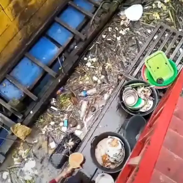 Video viral menunjukkan tempat makan mencuci piring dengan air penuh sampah. Kejadian ini memicu kekhawatiran soal kebersihan restoran dan reaksi pengunjung