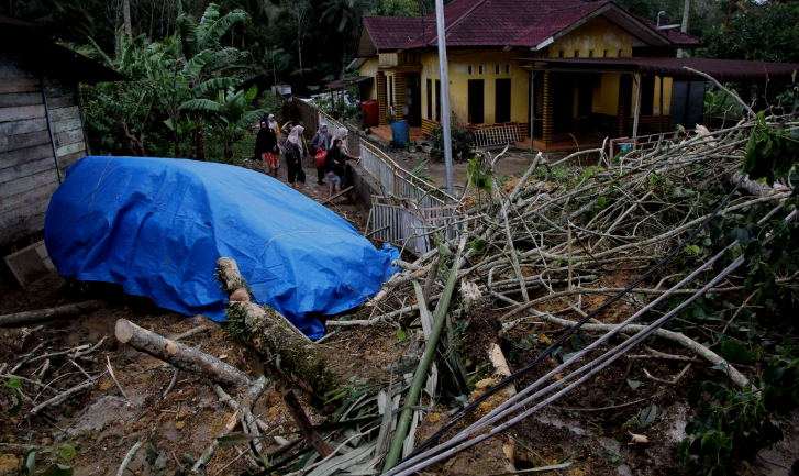 Banjir dan longsor di Sumatera Utara menyebabkan 116 korban meninggal dan 42 warga masih hilang. Proses pencarian dan evakuasi terus dilakukan oleh tim SAR di lokasi terdampak.