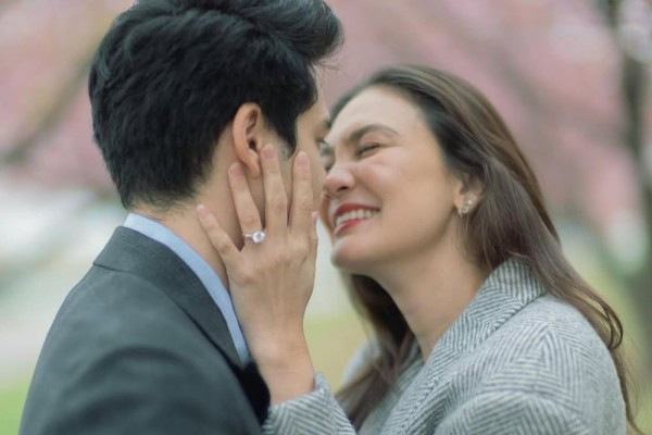 "Makna dan Harga Cincin Lamaran Luna Maya: Simbol Cinta Maxime Bouttier yang Mewah"