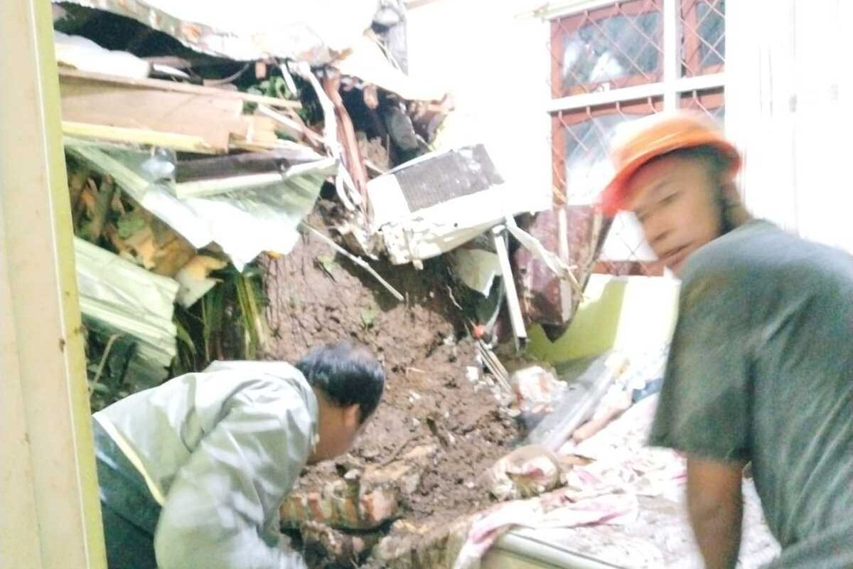 Longsor di Ambon Timbun Rumah Purnawirawan Polri, Dua Mobil dan Satu Motor Rusak