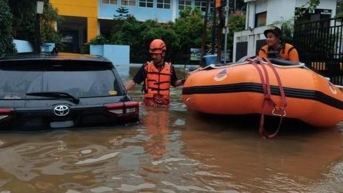 Hujan Deras Guyur Ibu Kota, 75 RT dan 19 Jalan di Jakarta Terendam Banjir