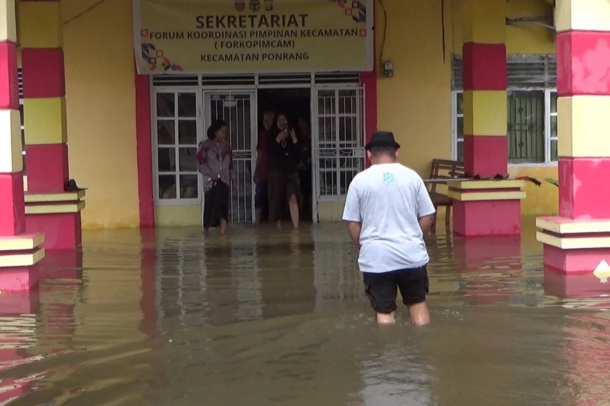 Rumah Kebanjiran: Kulkas dan Tempat Tidur Ikut Berenang