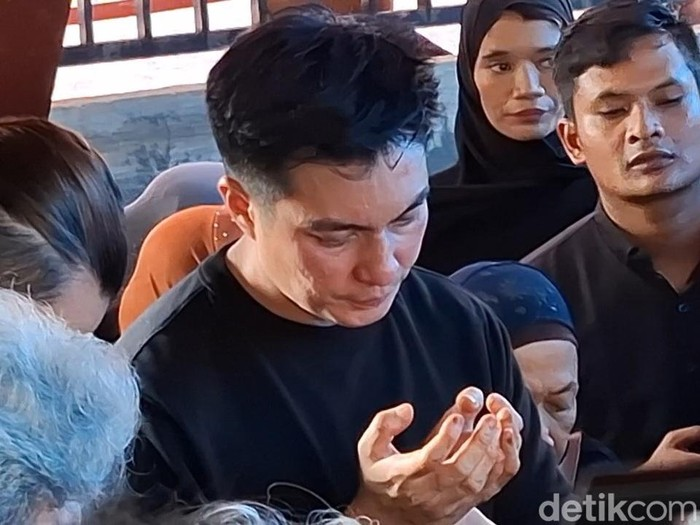 Haru dan Doa Baim Wong untuk Sang Ayah di Peristirahatan Terakhir Purwakarta