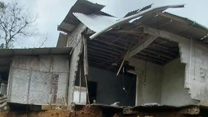 Tanah Bergerak di Cijayanti Bogor Rusak 7 Rumah, Puluhan Warga Direlokasi