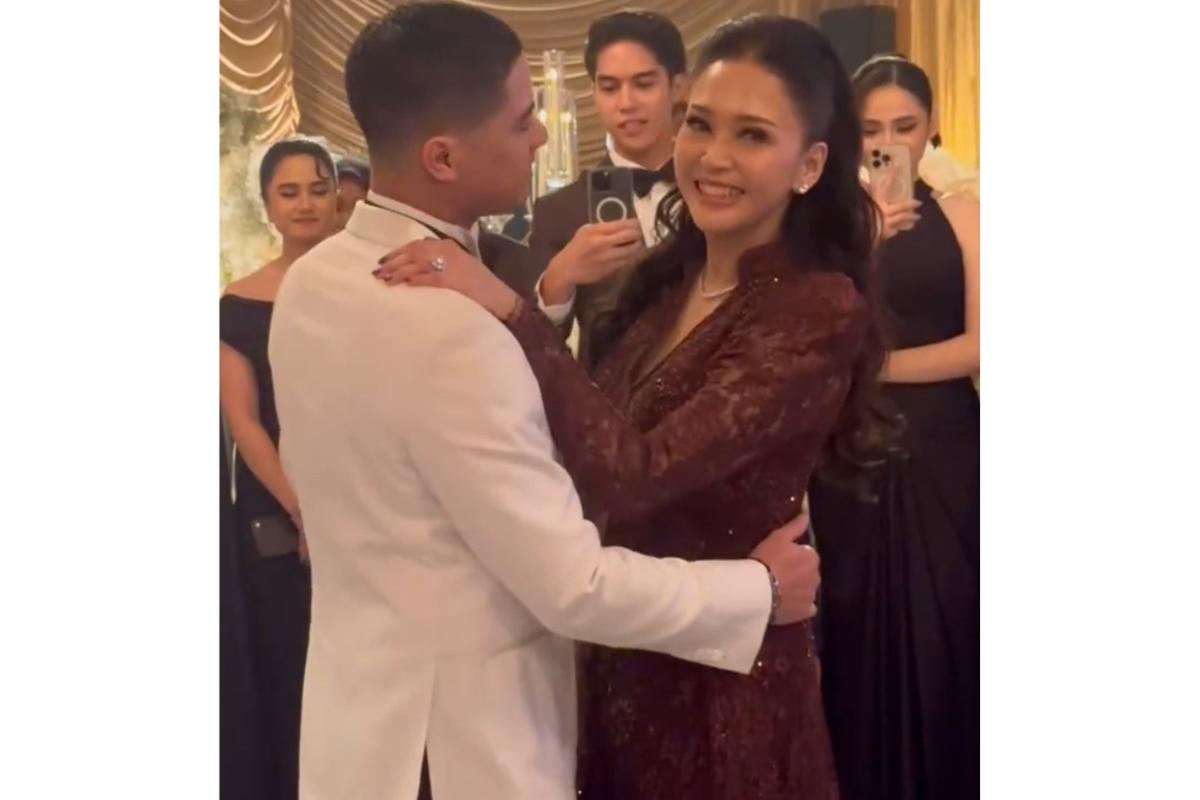 Momen Al Ghazali Berdansa dengan Maia Estianty di Resepsi Pernikahan yang Mengharukan