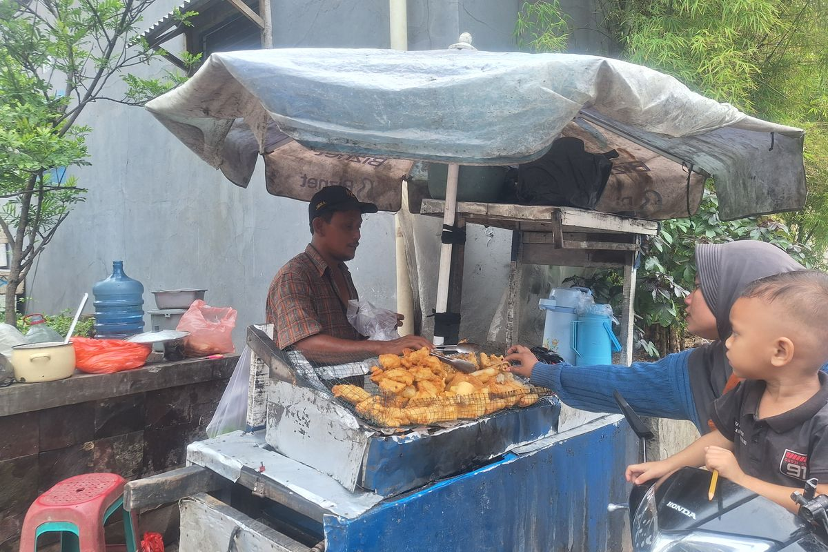 "Pedagang Gorengan di Jakarta: Tantangan Tak Laku dan Pemborosan"