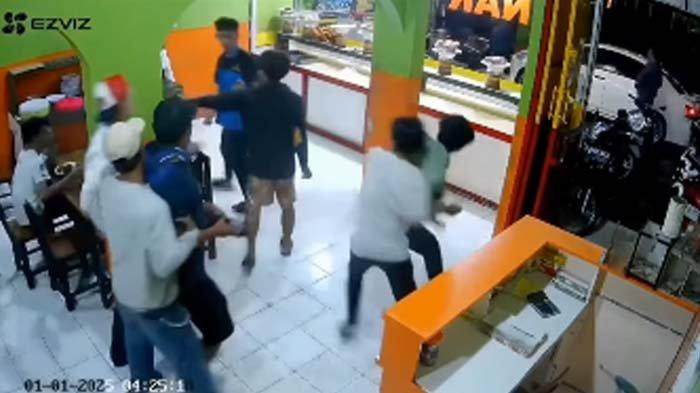 Viral: Pemuda Keroyok Pegawai RM Padang di Godean Karena Kuah Habis - Peristiwa Menghebohkan