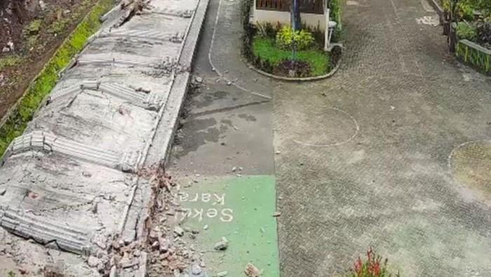 Tembok Pembatas Ambruk, Aktivitas Belajar di SMPN 182 Jaksel Sempat Terganggu