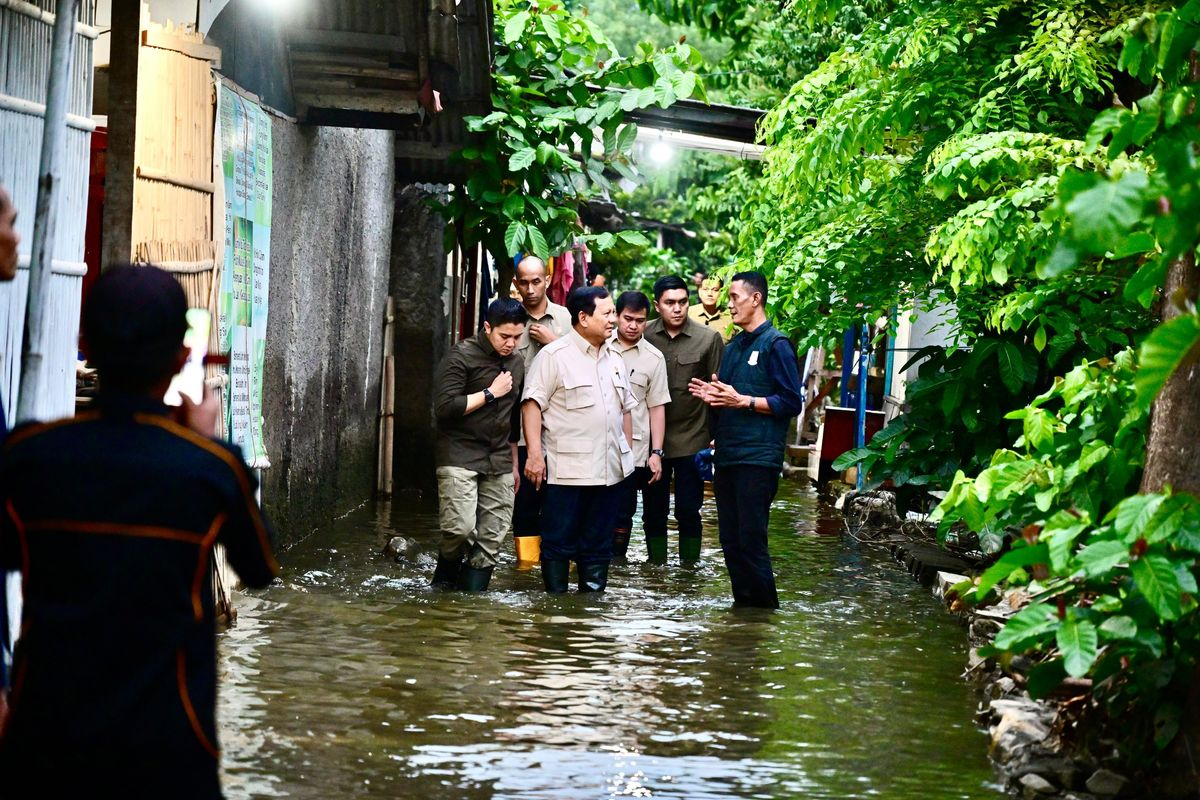 Prabowo Terobos Banjir di Bekasi, Sapa dan Bersalaman dengan Warga Terdampak Banjir