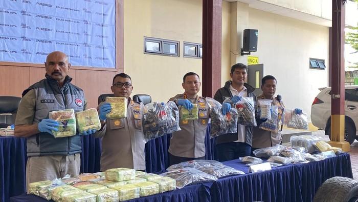 Jaringan Narkoba Antarkota Dibongkar, Puluhan Kilogram Ganja Diamankan Polisi