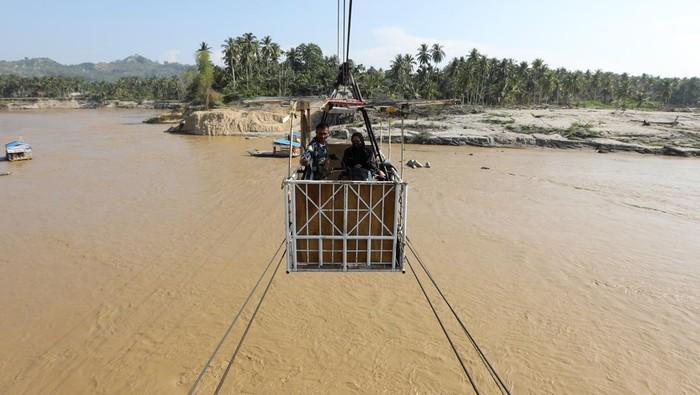 Akses Terputus, Warga Bireuen Andalkan Kereta Gantung untuk Menyeberang